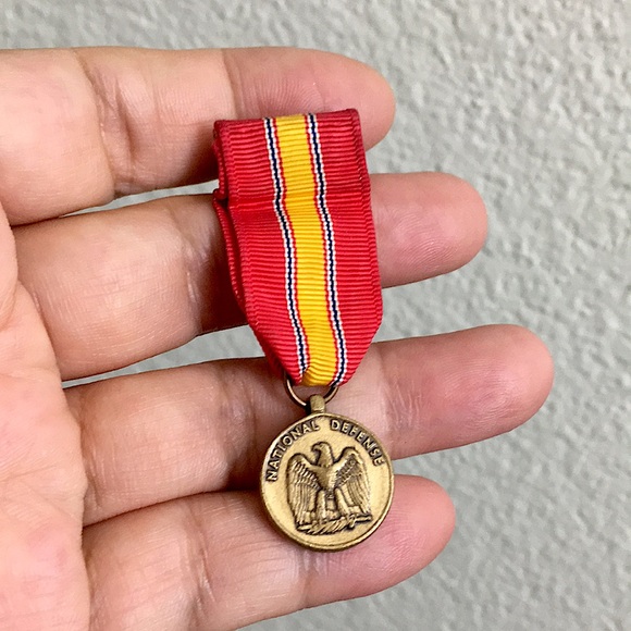 🖤Vtg NATIONAL DEFENSE military medal brooch - Picture 1 of 9